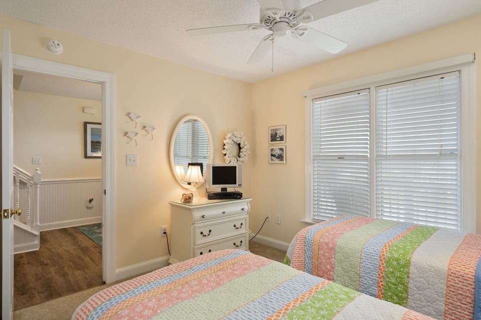 CS3L: Brown Pelican | ML Bedroom 1 - Two  Twin Beds