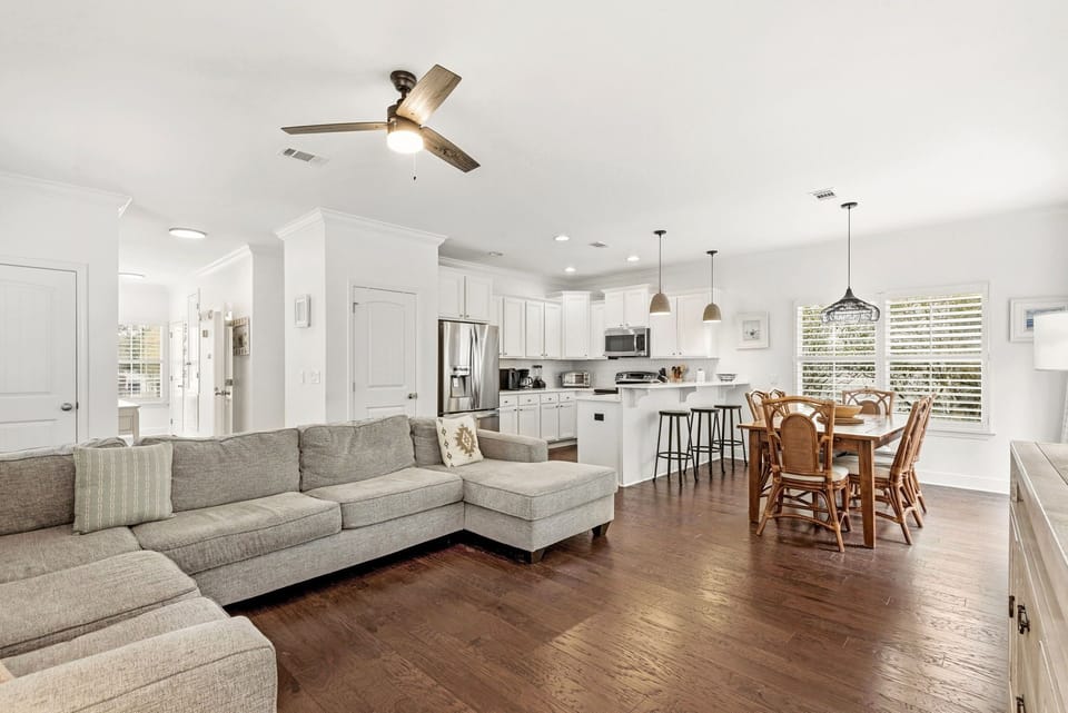 Blue Mar - Open-concept living layout