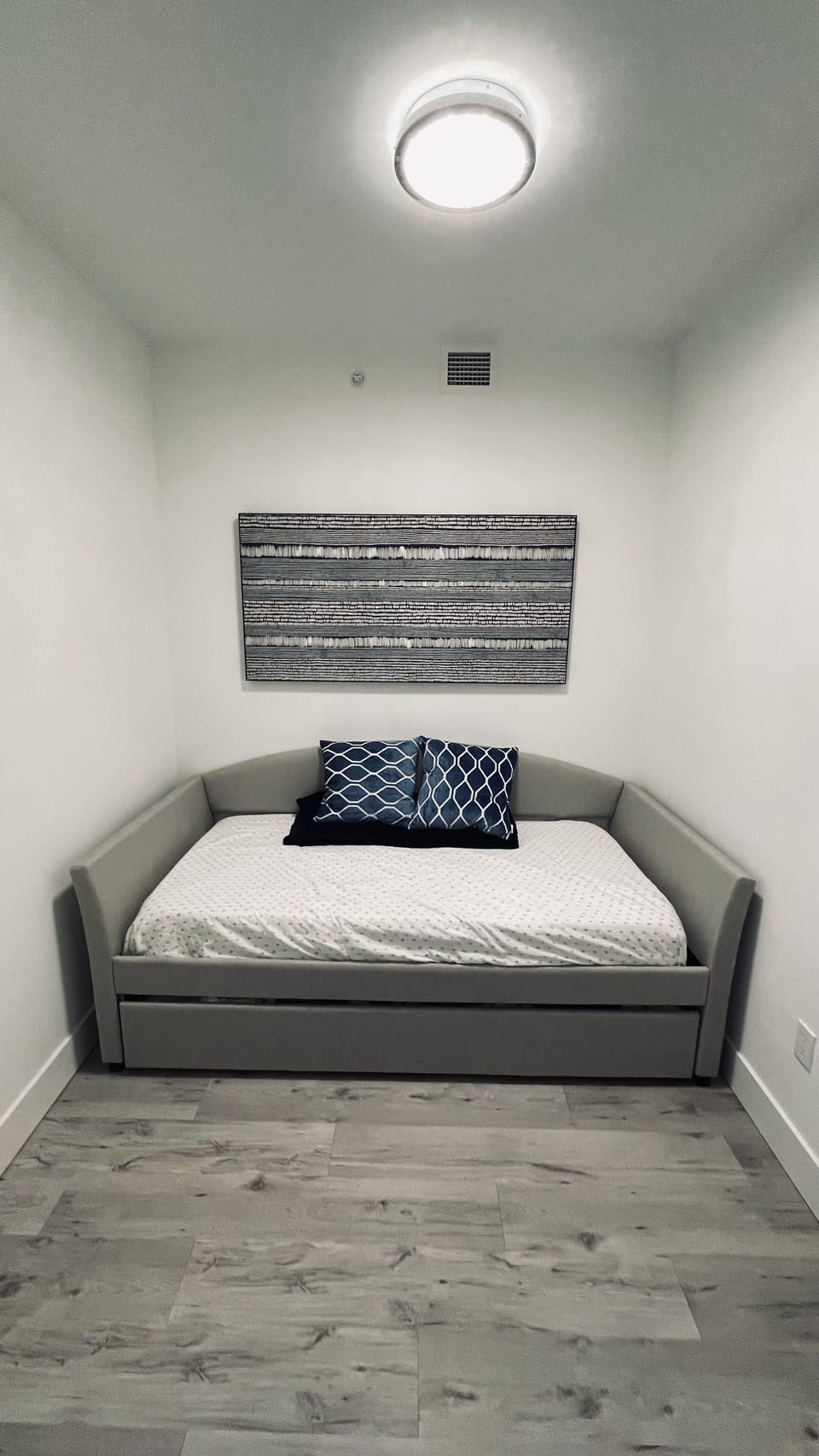 Second Bedroom (Pull out bed below to comfortable sleep two children)