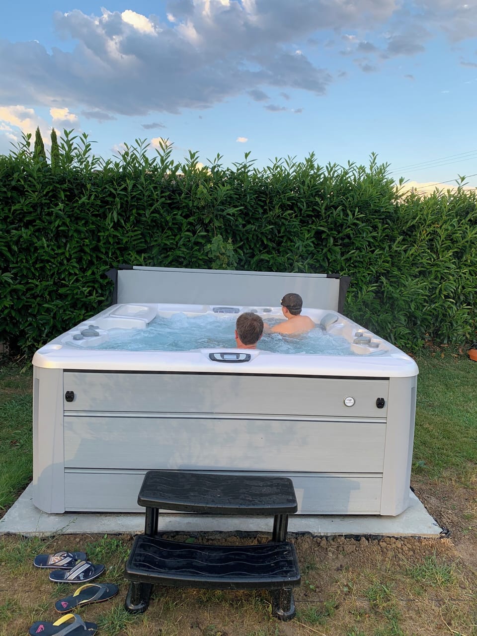 Outdoor spa tub