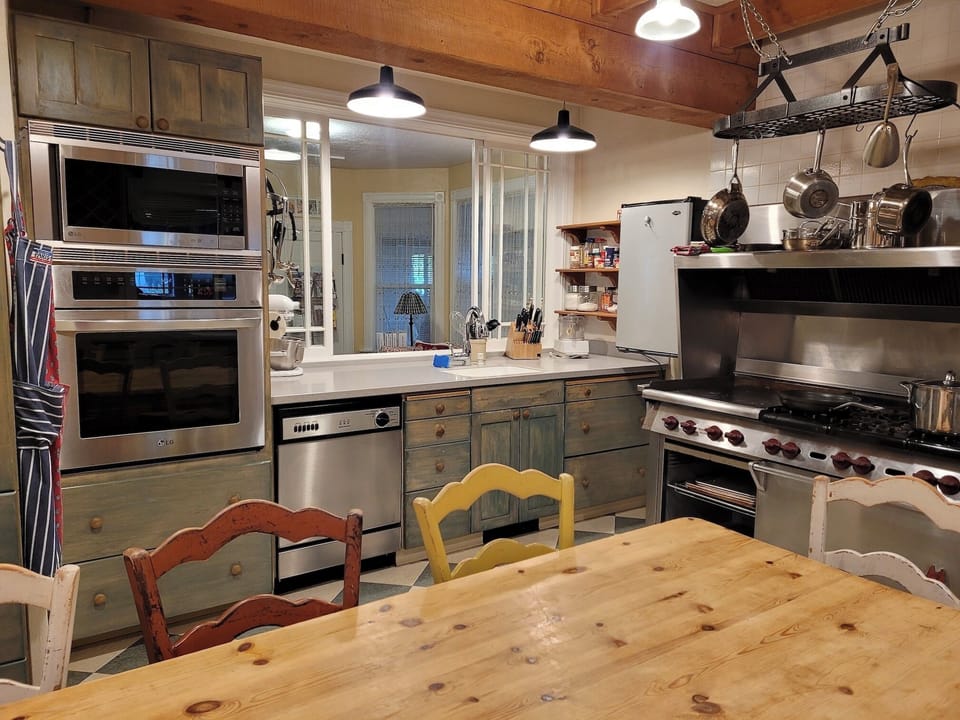 Farm style eat in kitchen with all the amenities