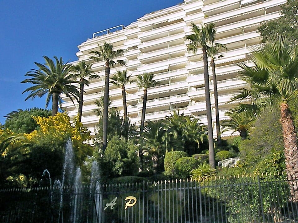 Building, Sky, Plant, Water, Property, Tree, Arecales, Tower Block, Architecture, Skyscraper