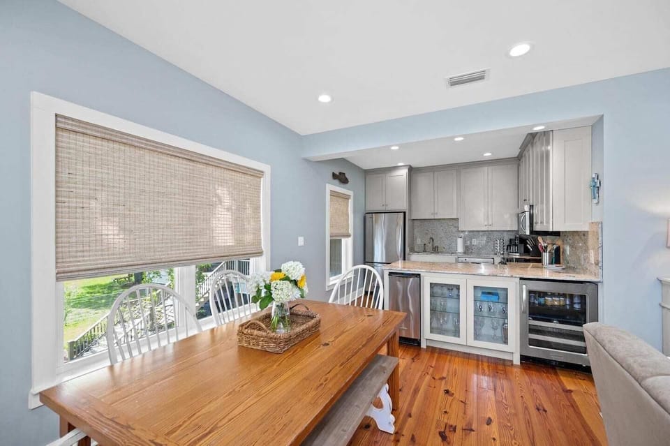 Dining area/kitchen