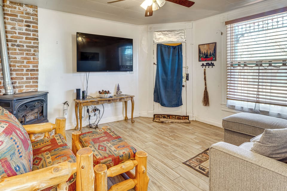Cañon City Vacation Rental | 1BR | 1BA | 820 Sq Ft | 4 Steps to Enter