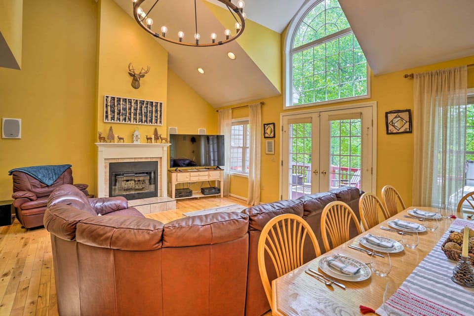 Living Room | Pet Friendly w/ Fee