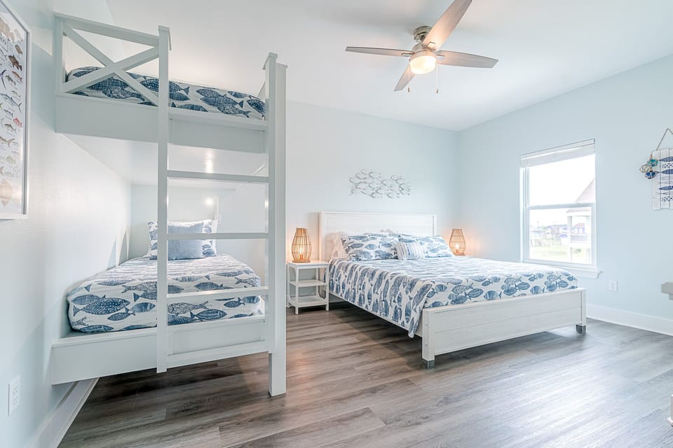 Get caught up in the North Jetty Fishing Pier room and dream of your next big catch! King bed and built-in twin bunks for maximizing the space.