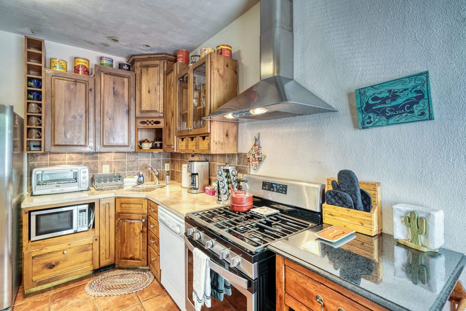 ~Full Size Kitchen 
~Oven and Range
~Microwave
~Dishwasher
~Refrigerator
~Dining Table