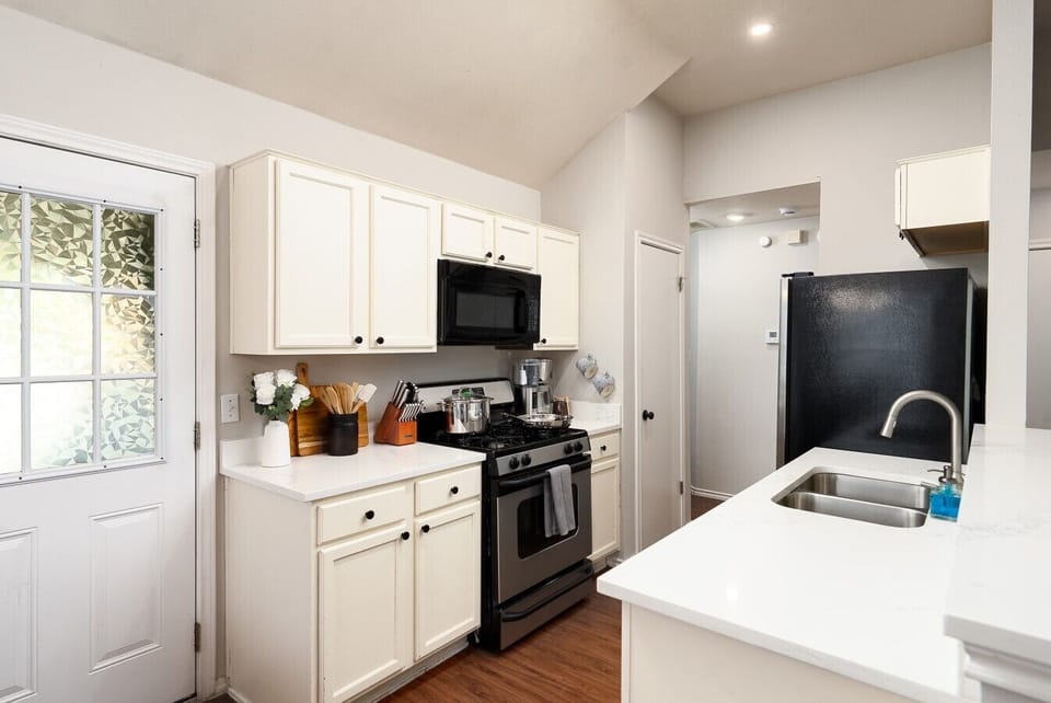 Full Kitchen to make meals at home!