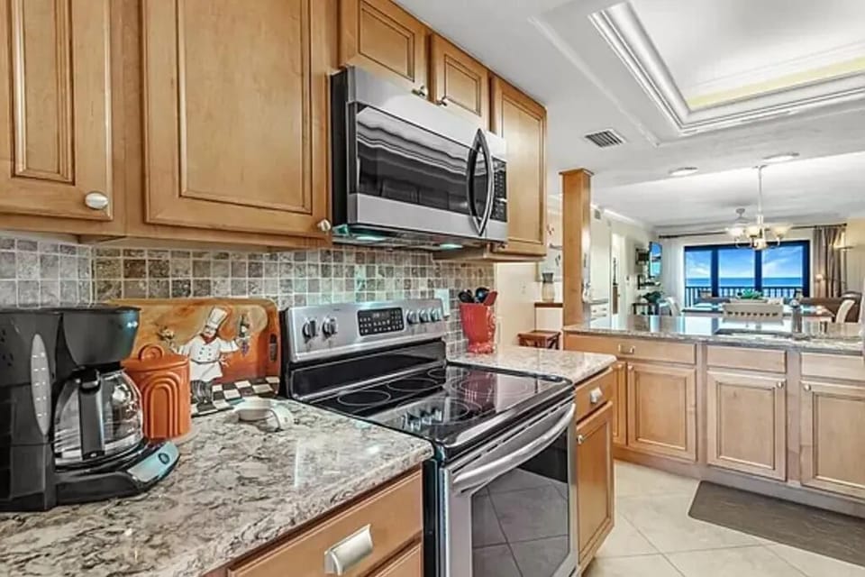 Spacious kitchen (before renovation)