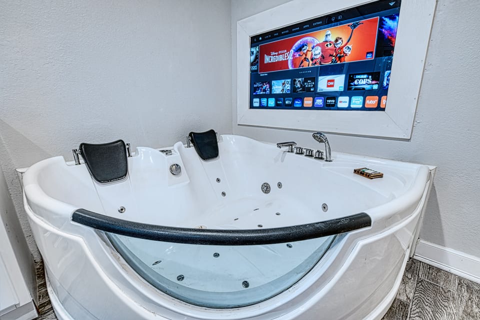 2-person jetted soaker tub w/lights, music, and a Smart TV! 