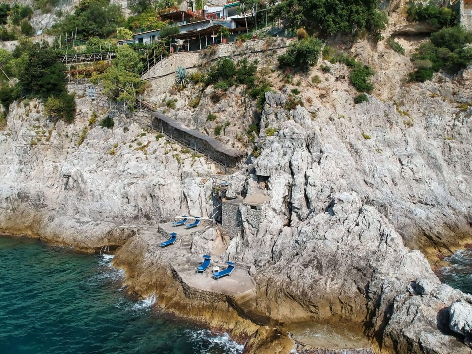 Water, Plant, Natural Landscape, Bedrock, Vegetation, Watercourse, Coastal And Oceanic Landforms, Bank, Terrain