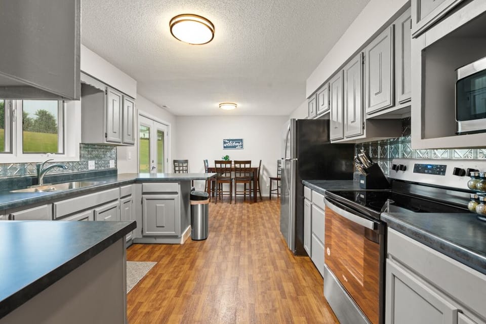 Beautiful fully stocked kitchen.