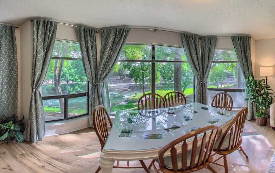 Dining Room table with seating for 6! 