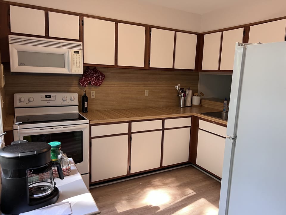 Kitchen with Fridge/Freezer, Dishwasher, Garbage Disposal, Oven & Microwave