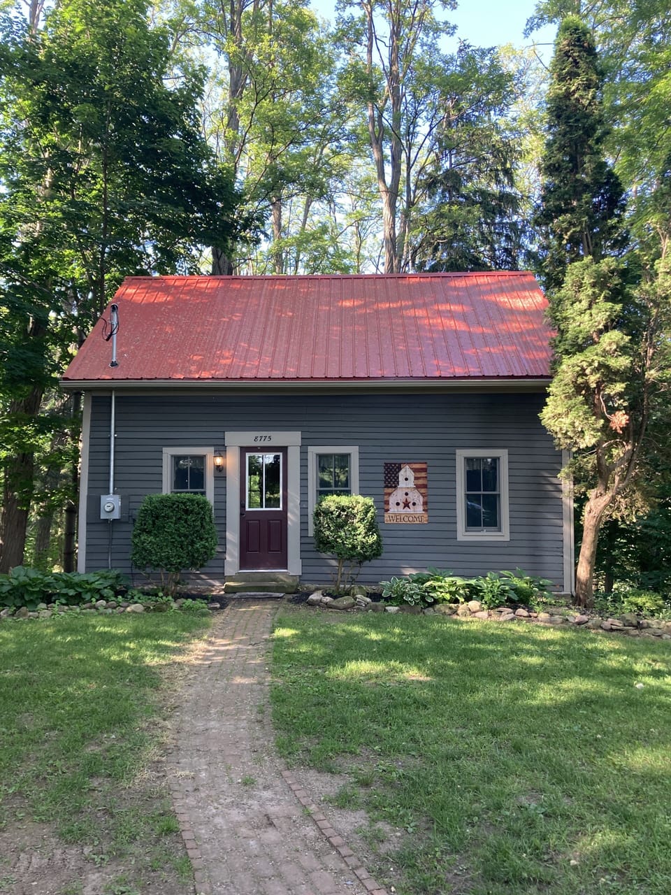 Cute, Quaint , Cozy, The Baker Road Bungalow .