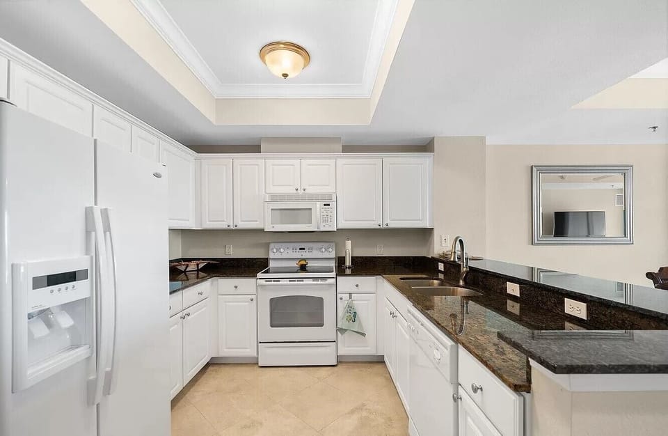 Fully Stocked 
Kitchen with Granite Counters