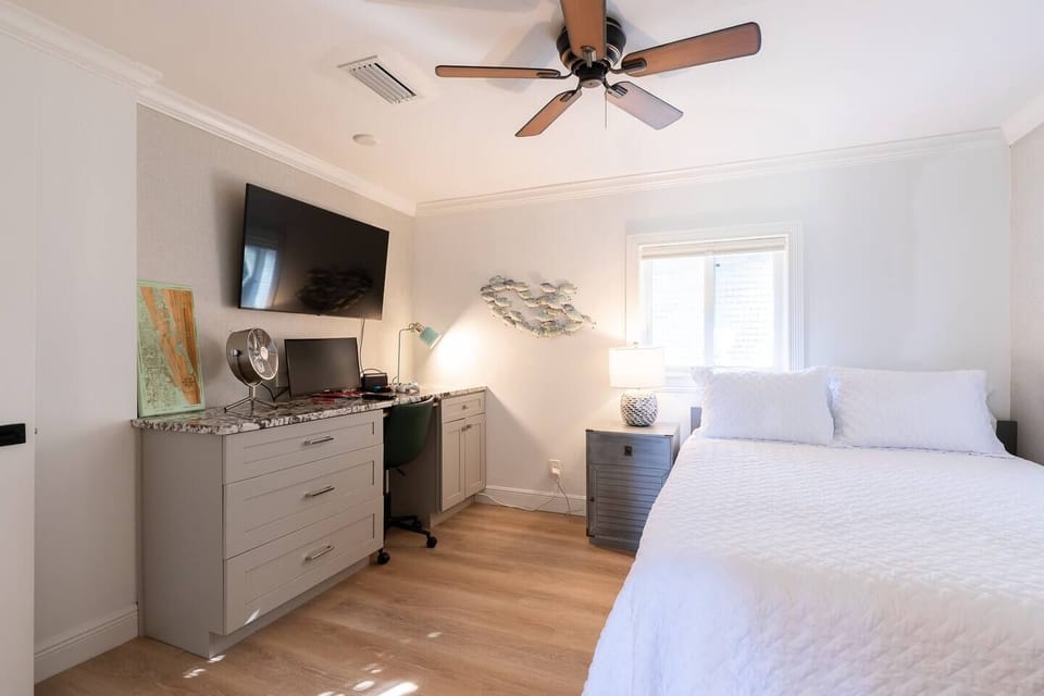Upstairs secondary bedroom has QUEEN bed with Twin XL trundle, work space, office chair, 30" computer monitor + USB keyboard/mouse, 50" SMART TV, and Nintendo Switch with a selection of games!