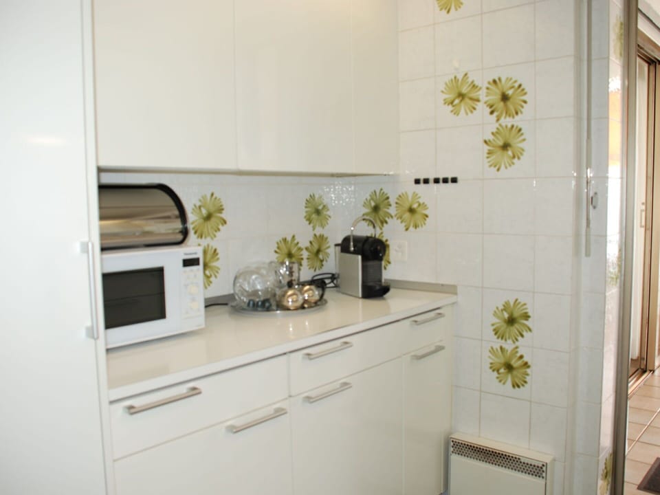Cabinetry, Property, Furniture, Building, Plant, Countertop, Kitchen, Flooring, Kitchen Appliance, Interior Design