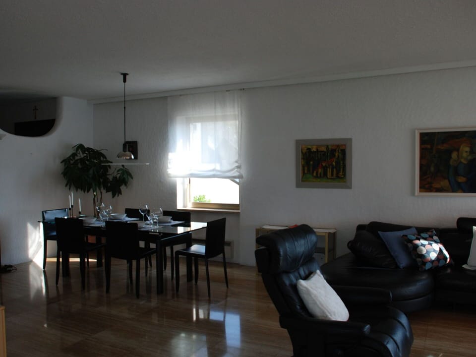 Property, Furniture, Couch, Wood, Comfort, Living Room, Building, Window, Interior Design, Plant