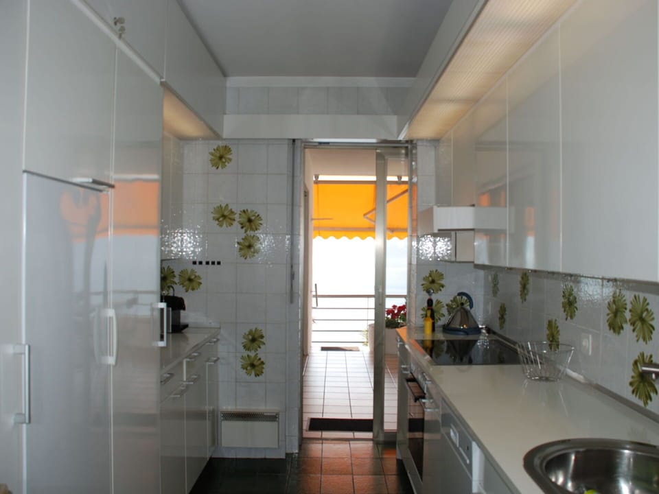 Tap, Sink, Cabinetry, Plumbing Fixture, Building, Countertop, Houseplant, House, Interior Design