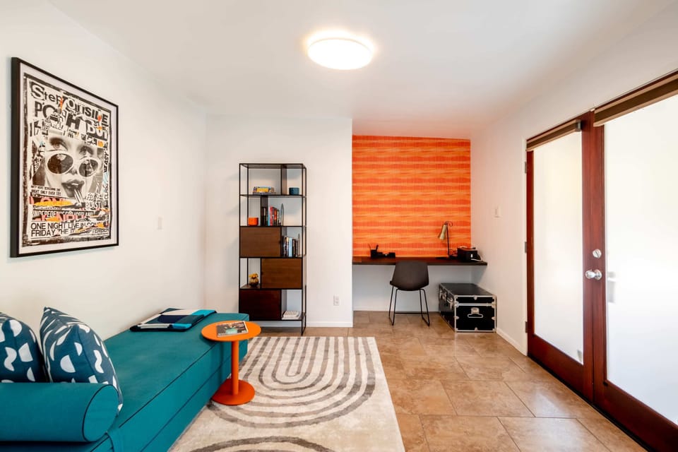 Office with work station/desk/daybed