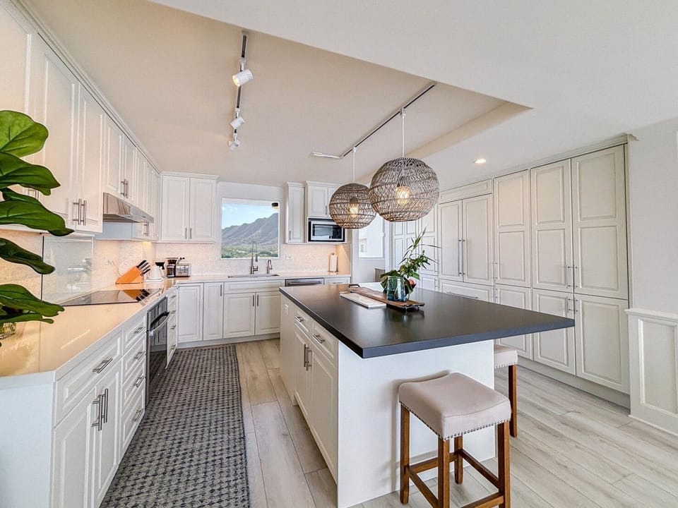Nicely equipped kitchen looking toward Diamond Head