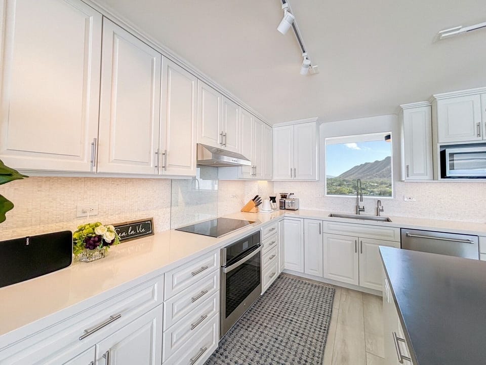 Top of the line appliances throughout 