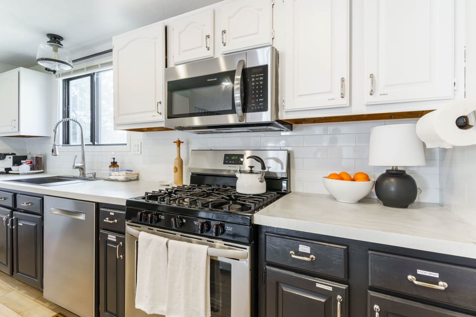 Great appliances: Gas range, microwave, dishwasher, garbage disposal
