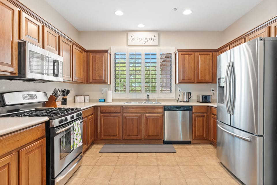 Beautifully appointed kitchen. That is very well equipped.