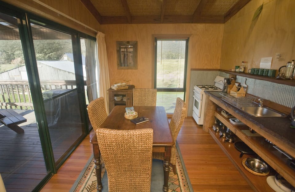 Kitchen & Dining
