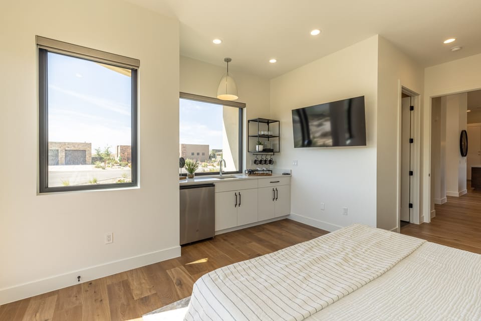 Casita Kitchenette - View of the Kitchenette, private TV and beautiful St. George area.
