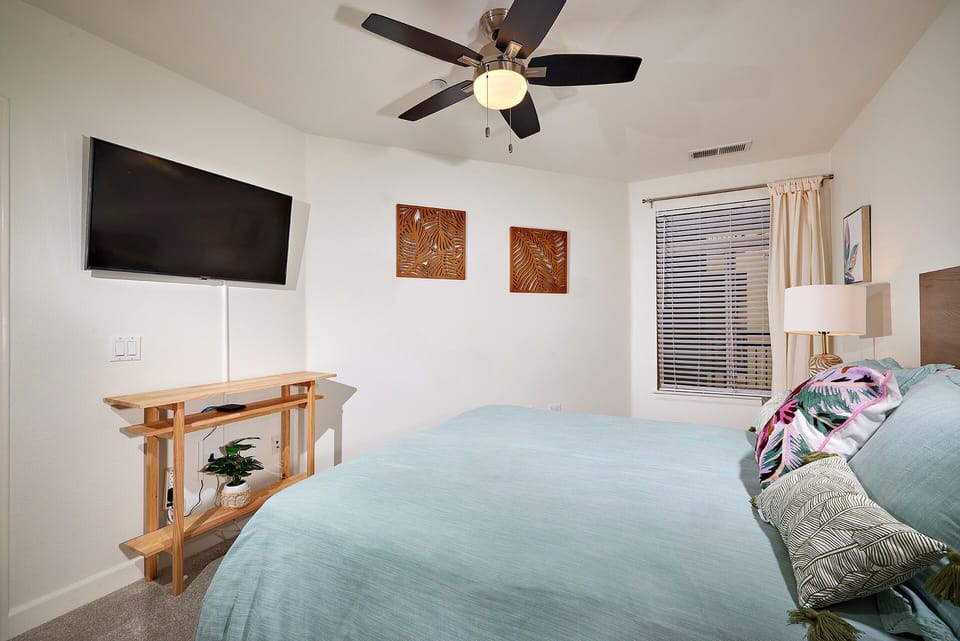 Guest  Bedroom - Queen size bed