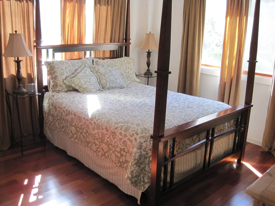 Downstairs bedroom with queen size bed.
