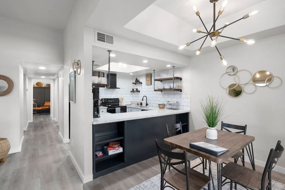 Dining for 4, games in nooks, and a stunning brand-new kitchen!