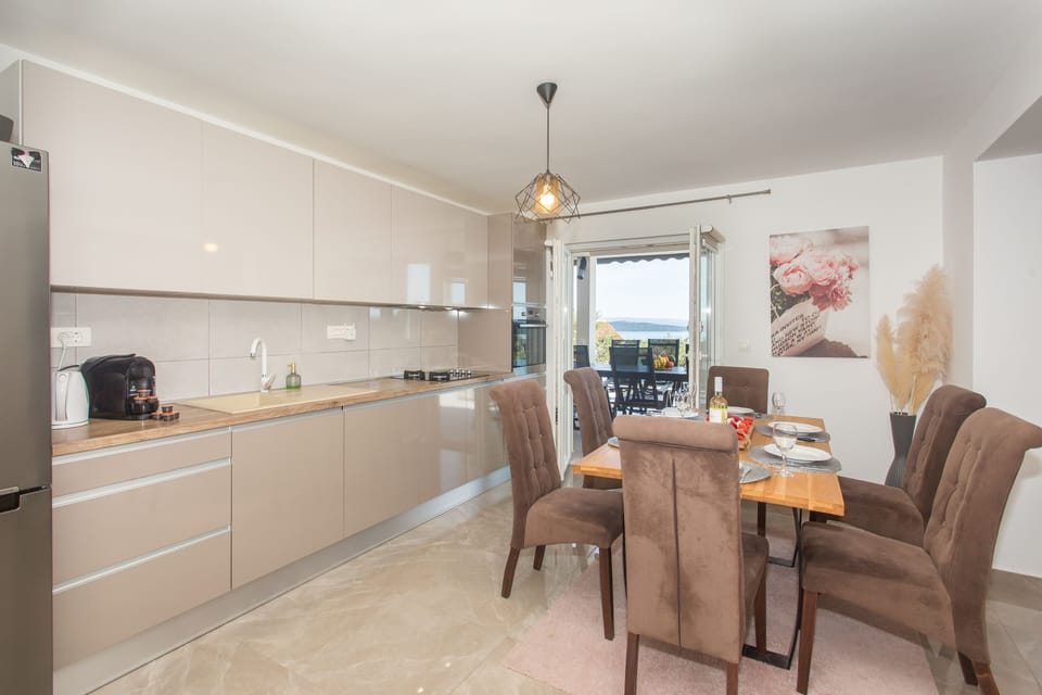 Kitcen 1 with dining area
