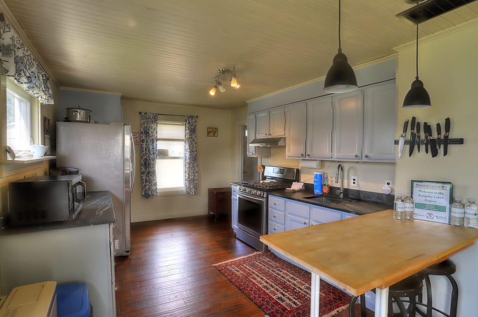 Kitchen - Bar seating for 2!