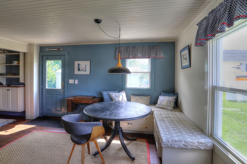 Dining Area - bench and chair seating