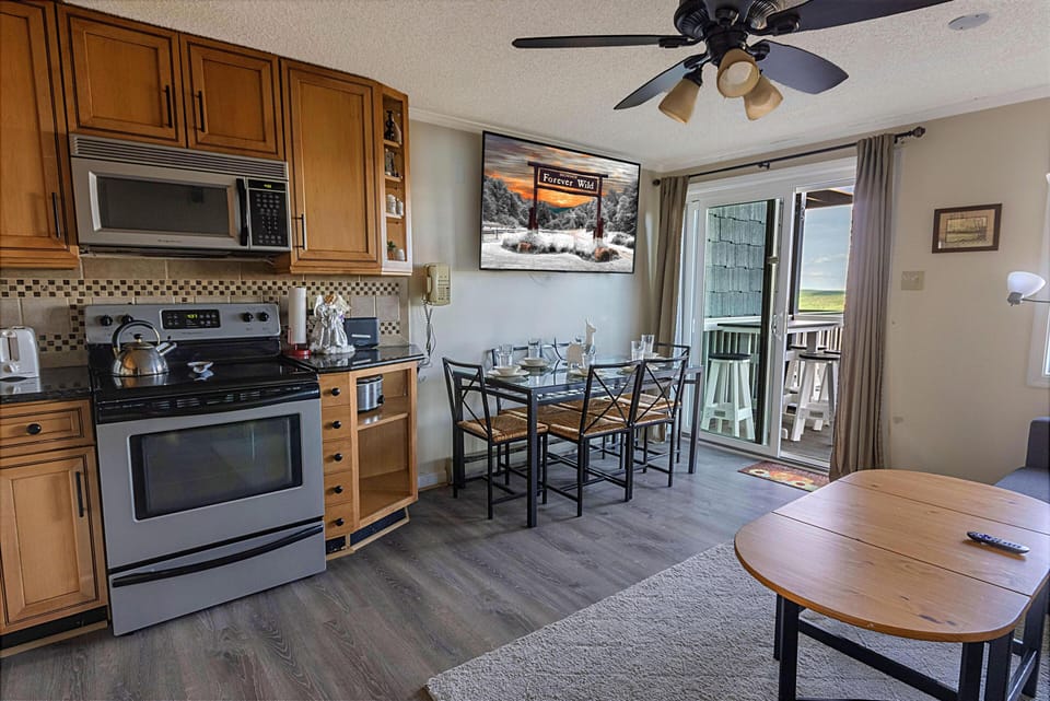 Welcome to Mountain Lodge 268, a two-bedroom property with impressive mountain views and a perfect location for your mountain getaway!