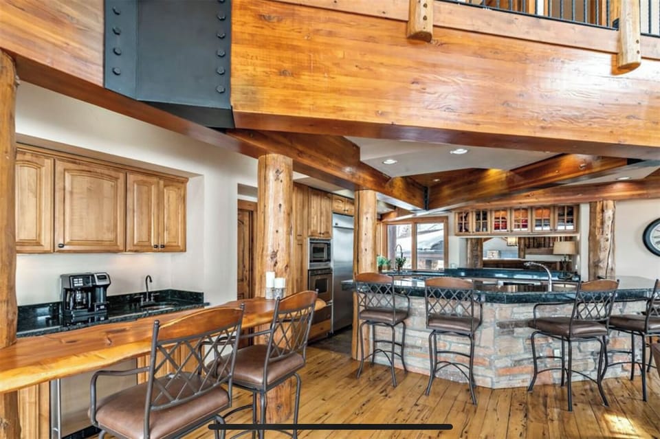KITCHEN & BAR