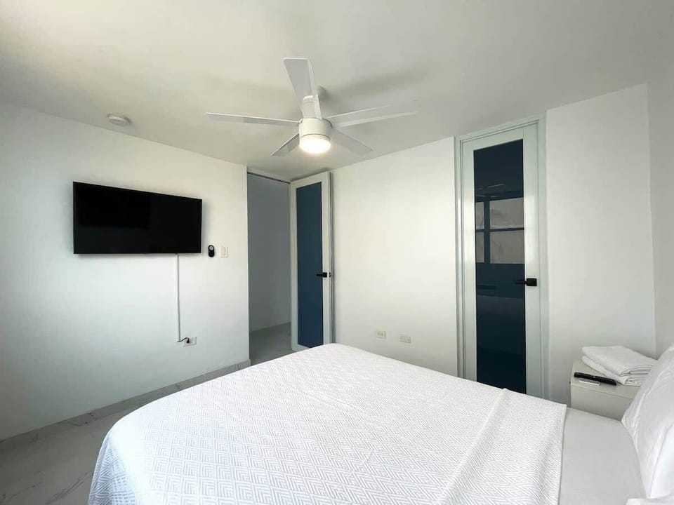 Bedroom 2: Queen bed
