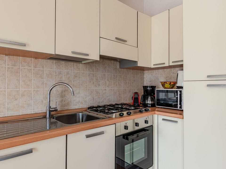 Kitchen Sink, Cabinetry, Property, Countertop, Sink, Tap, Plumbing Fixture, Kitchen Stove, Kitchen, Building