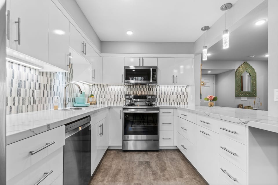 Full kitchen with coffee machine, utensils!