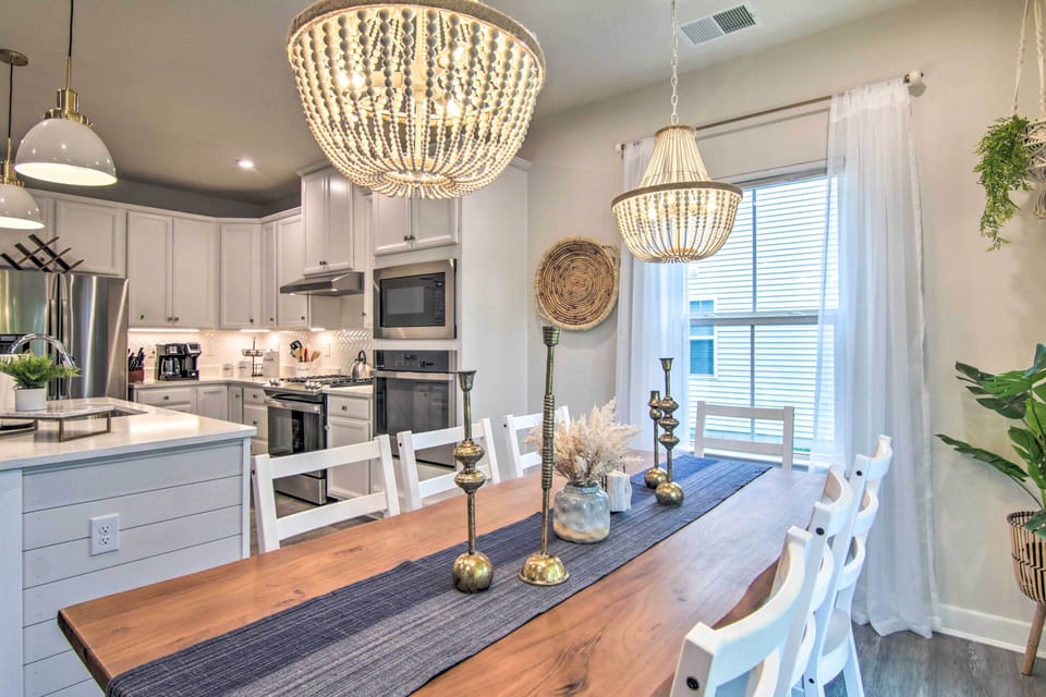 Dining Room | 2,000 Sq Ft | Wireless Internet | Central Air Conditioning