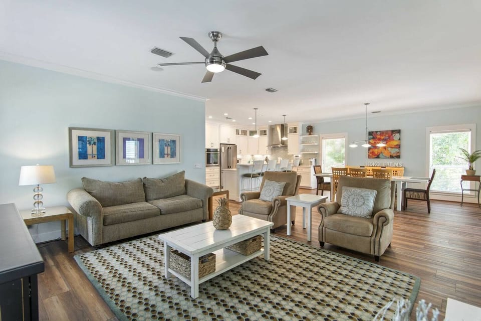 Bright living space w/ comfy seating & easy conversation layout