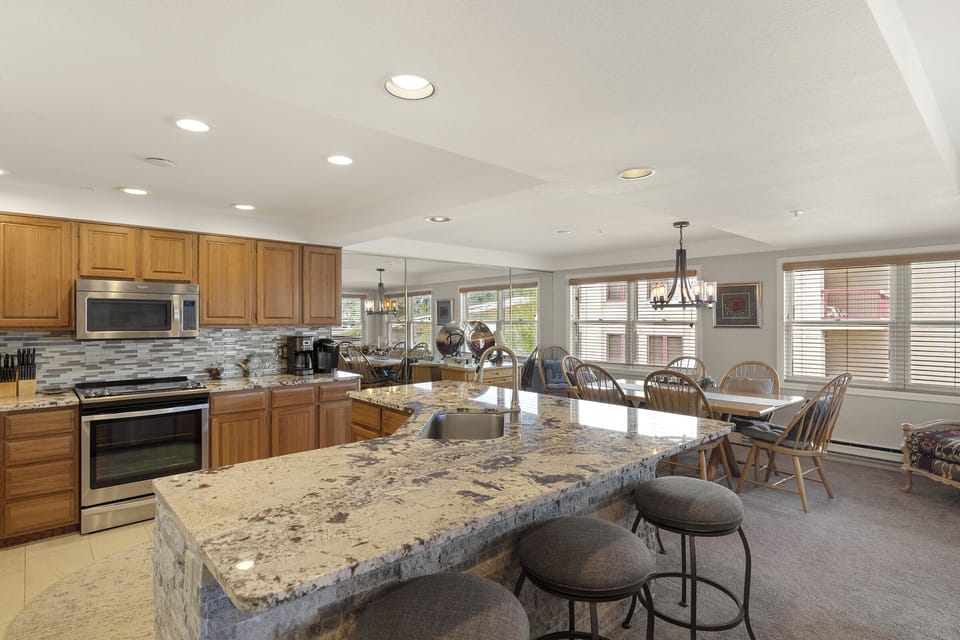 Kitchen with Breakfast Bar