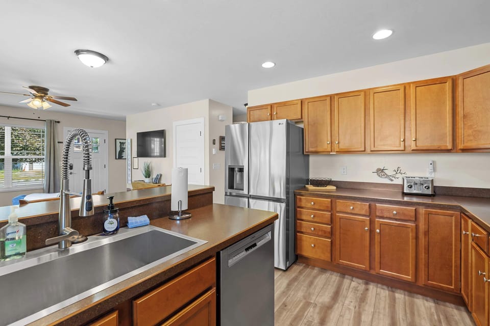 Full kitchen with island counter.