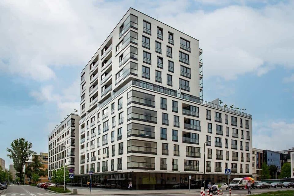 The building is close to shopping centers and entertainment venues. 