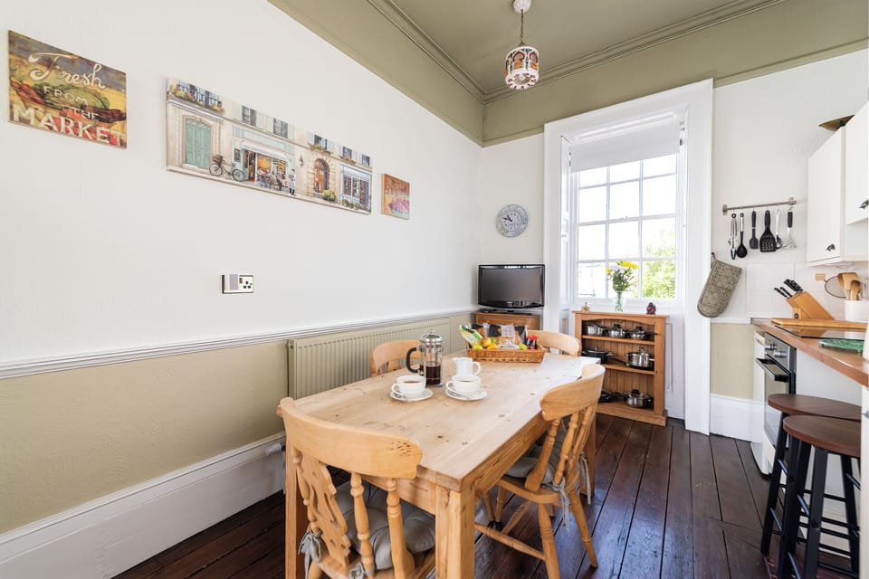 The high ceiling Fench-style fully equiped kitchen overlooks the square...