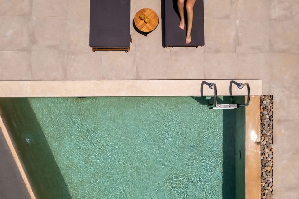 Pool immaculate design.