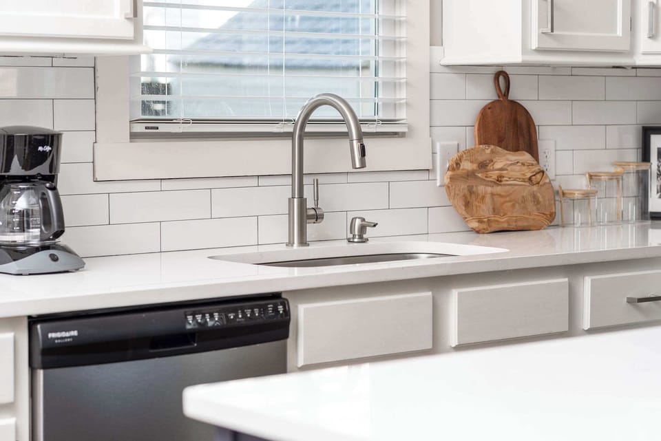 ☕ Wake up and enjoy coffee in style! A sleek stainless steel faucet, subway tile backsplash, and quartz counters create a fresh, modern space. Thoughtful touches add charm to your stay! ✨